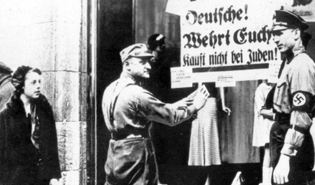 Hetze gegen die Juden: &#8222;Kauft ni...ei Juden&#8220;, steht auf dem Plakat.  | Foto: FOTOS: dpa/bamberger