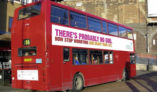 Dieser Bus mit der Aufschrift &#8222;E...on und andere englische Stdte fahren.  | Foto: AFP