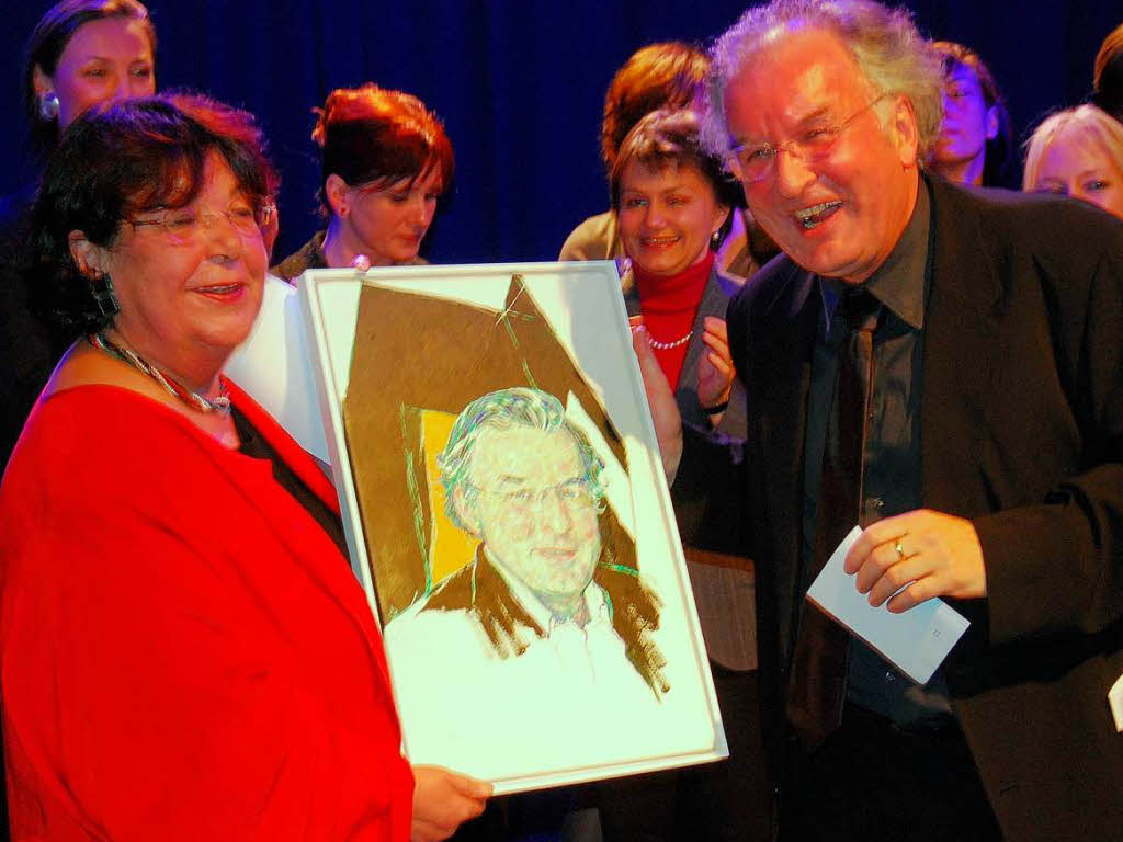 Klaudia Klein, Vorsitzende des Kulturfrderkreises KKF, schenkt Helmut Brgel ein Portrait der Knstlerin  Annette von Borstel