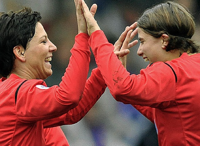 Linda Bresonik (links) freut sich mit Annike Krahn ber ihren Treffer zum 3:0.   | Foto: dpa