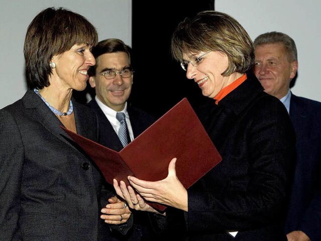 OB Edith Schreiner nimmt aus den Hnde...onika Stolz die Auszeichnung entgegen.  | Foto:  Jrgen Weller Fotografie 2007