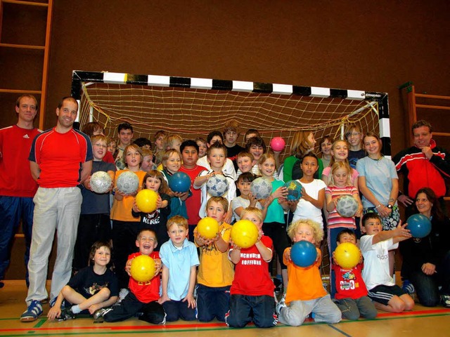 Die junge Handballergeneration mit ihren Betreuern.   | Foto: Eva Korinth