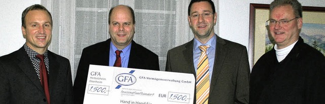 GFA-Spende fr Aktion &#8222;Hand in H...irmin Bender und Pfarrer Andreas Mair.  | Foto: Privat