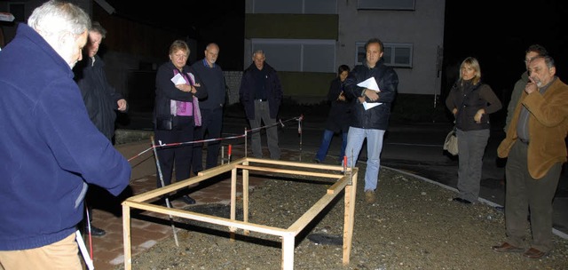 Ein Lattengerst verdeutlichte die Bru...e beim Ortstermin in Kiechlinsbergen.   | Foto: Roland Vitt