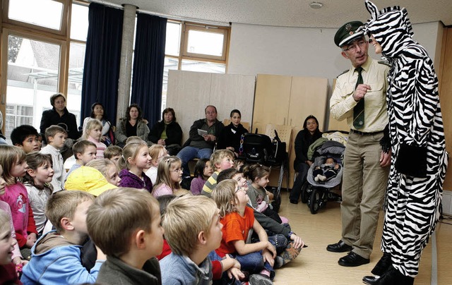 Der nette Polizist und das kleine Zebr... Thema sicherer Schulweg spielerisch.   | Foto: Breithaupt