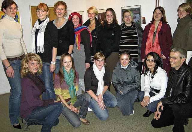 Die 15 Schlerinnen des Kunstneigungsk... Kunstlehrer Peter Behringer (rechts).  | Foto: Heike Armbruster