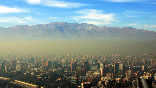 Weltweit leiden die Metropolen  unter ...ago de Chile unter einer Dunstglocke.   | Foto: afp