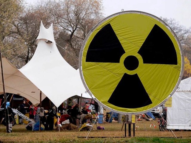 Ein groes Atomsymbol steht in Dannenb...itiative gegen  den Atommlltransport.  | Foto: ddp