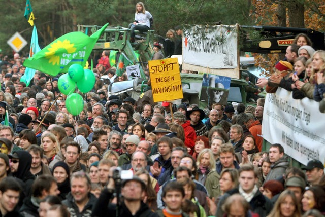 Angeheizt wird der Protest durch den p...lngere Laufzeiten fr Atomkraftwerke.  | Foto: dpa