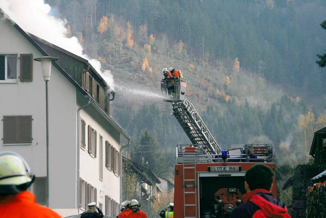Dichter Rauch  behinderte  die Lschar...ei einem Dachstuhlbrand in  Geschwend.  | Foto: Privat