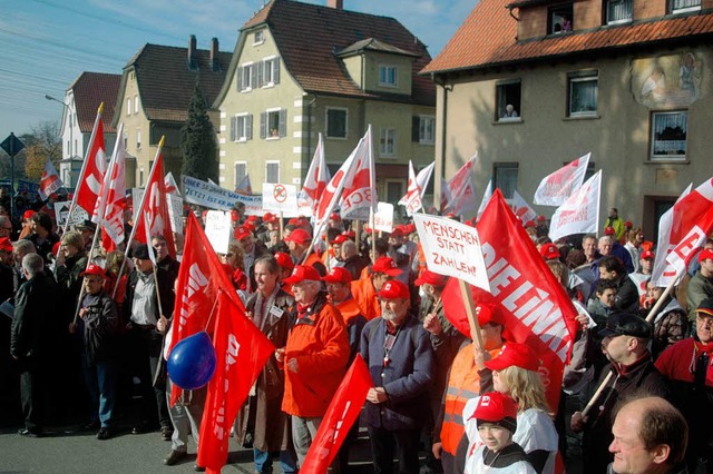 800 Menschen gingen am Samstag auf die...abbau der H.C. Starck zu demonstrieren  | Foto: Fred Thelen