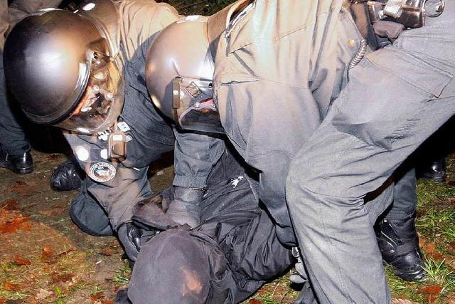 Polizei treibt Demonstranten mit Schlagstcken auseinander