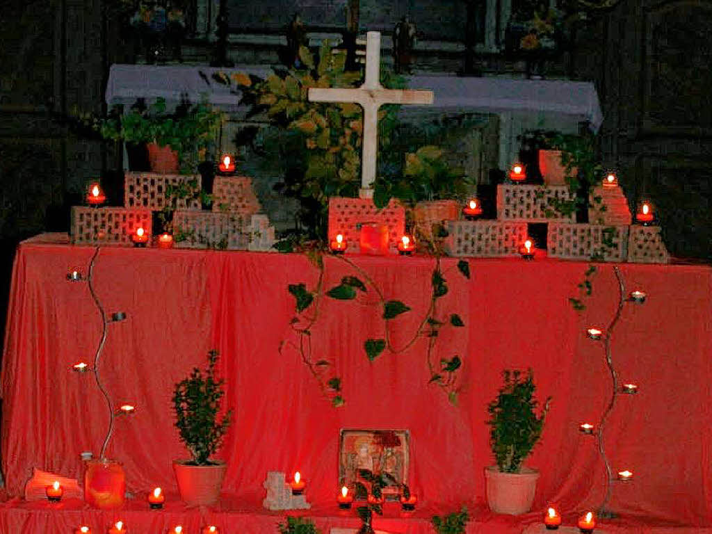 Ein Lichteraltar schmckte die St.-Sebastian-Kapelle auf dem alten Friedhof in Waldkirch zum Taiz-Gebet.