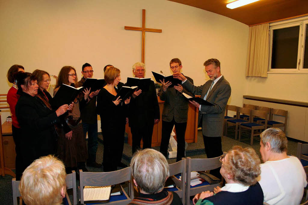 <Bildtext>In der neuapostolischen Kirche ergnzte der Gemeindechor mit Dirigent Ralf Hartmann die Gesprche ber gttliche Verheiungen.</Bildtext>