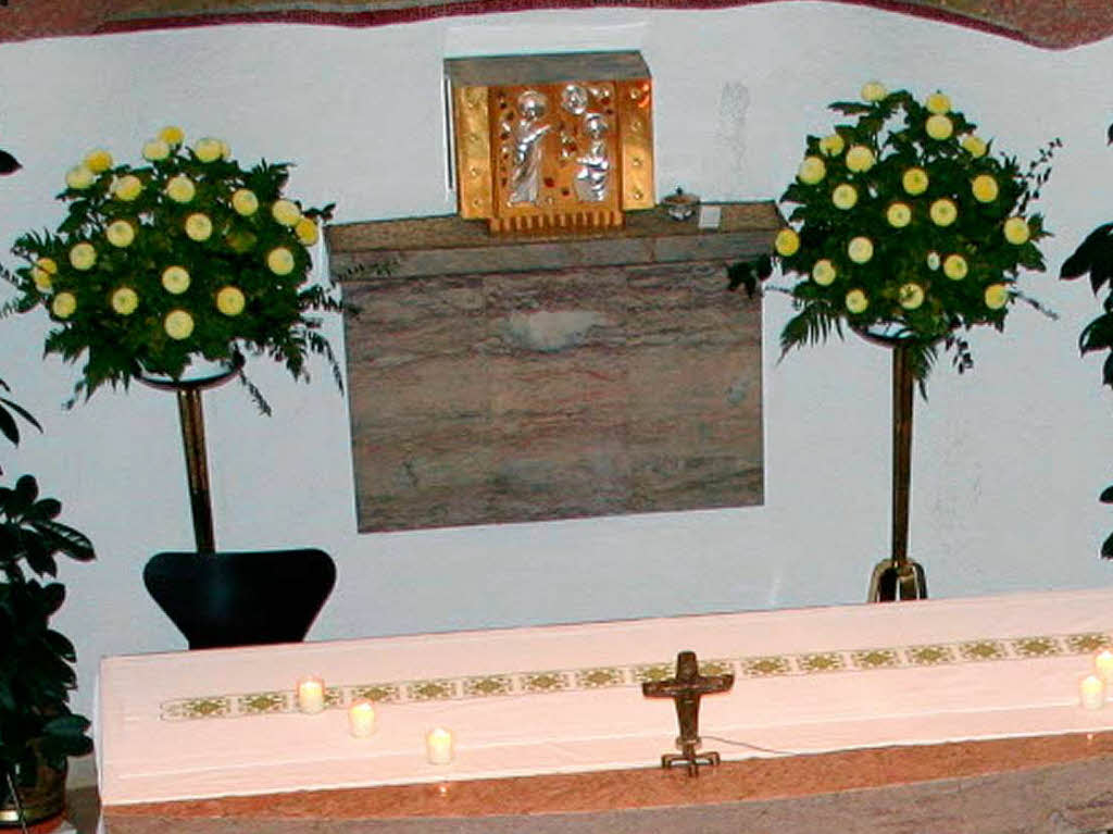 Geschmckter Altar in der Kapelle des Bruder-Klaus-Krankenhauses.