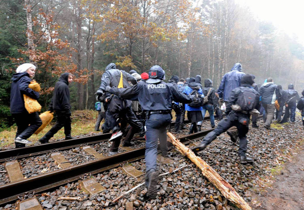…Eskalation auf den Gleisen: Die Polizei treibt die Demonstranten von den Gleisen. Diese hatten zuvor Schienen unterhhlt…