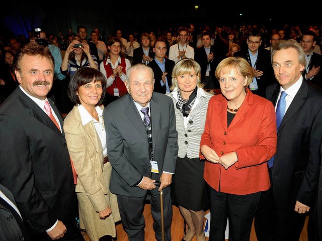 Die Bundeskanzlerin  (Zweite von rechts) mit der Familiie Mack.  | Foto: Europa-Park
