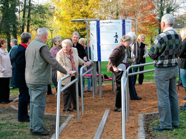 Sofort genutzt wurde von   interessier...arcours im  Schliengener Schlosspark.   | Foto: Jutta Schtz