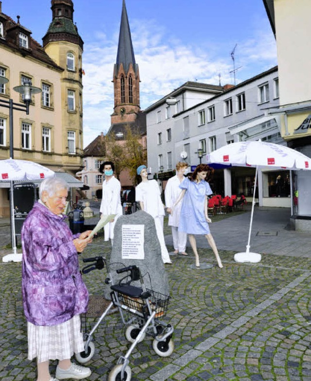 Protest auf dem Emmendinger Marktplatz...errichtete am Samstag einen Mahnstein.  | Foto: Dieter Erggelet