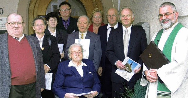 Die diamantene, eiserne und goldene Ko...iert Pfarrer Hanns-Heinrich Schneider.  | Foto: Dennis zkan