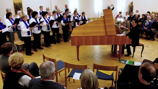 Der Chor des Klinikums hat 30 Sngerinnen und Snger und ist  30 Jahre alt.   | Foto: Wolfgang Knstle