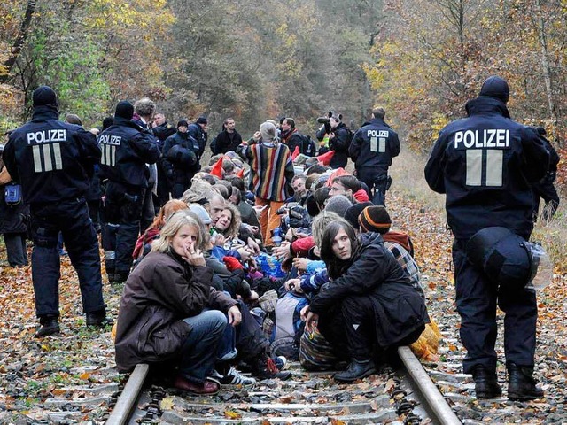 Demonstranten blockieren die Gleise.  | Foto: ddp