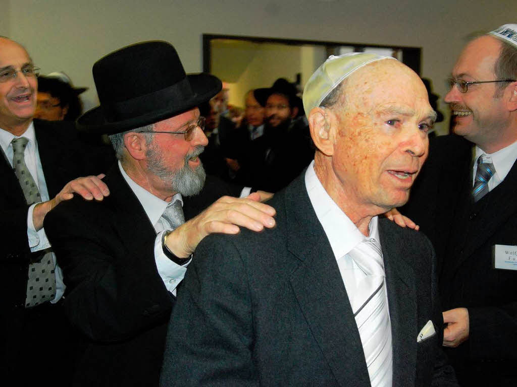 Rabbiner Max Selinger (USA), gebrtiger Lrracher, beim Thora-Tanz