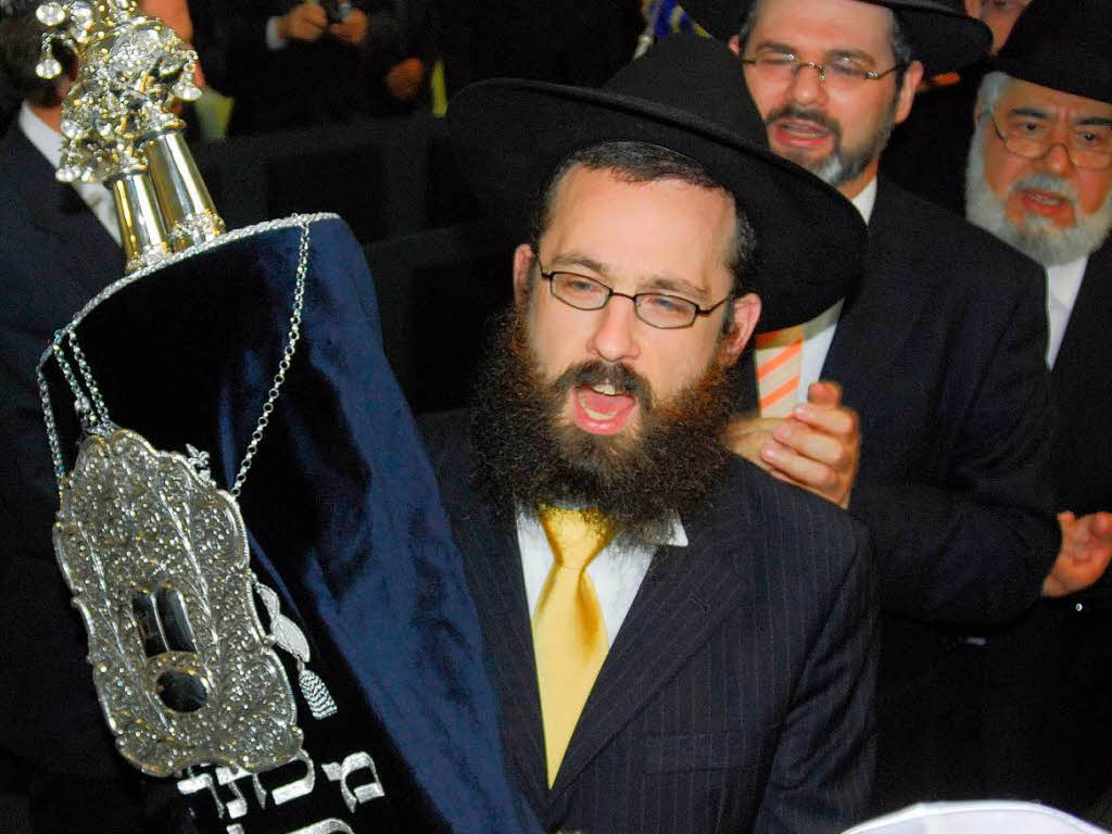 Rabbiner mit Thora-Rolle