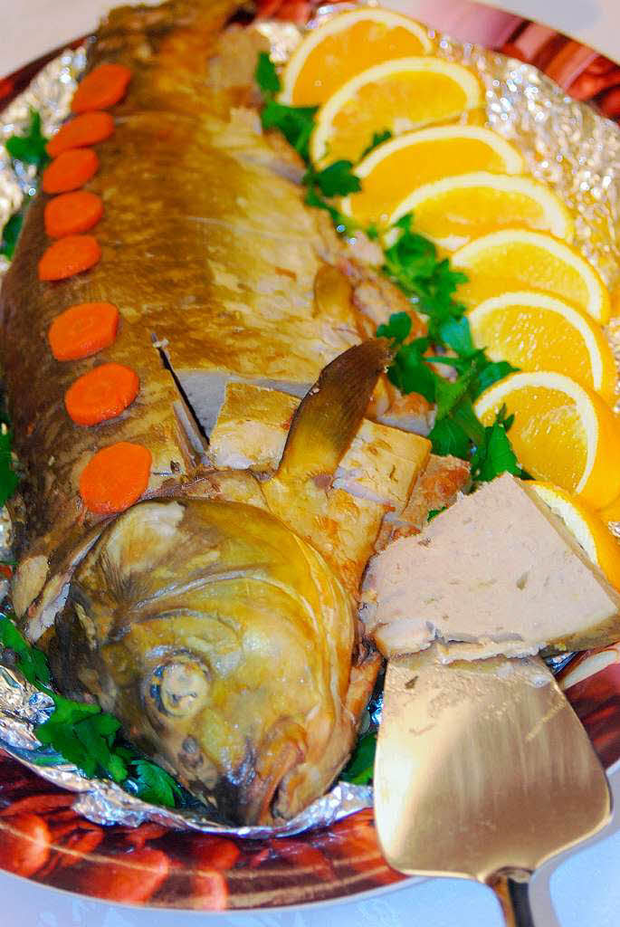 Gefllter Fisch, ein jdisches Festessen, hier in der ukrainischen Version beim Bffet