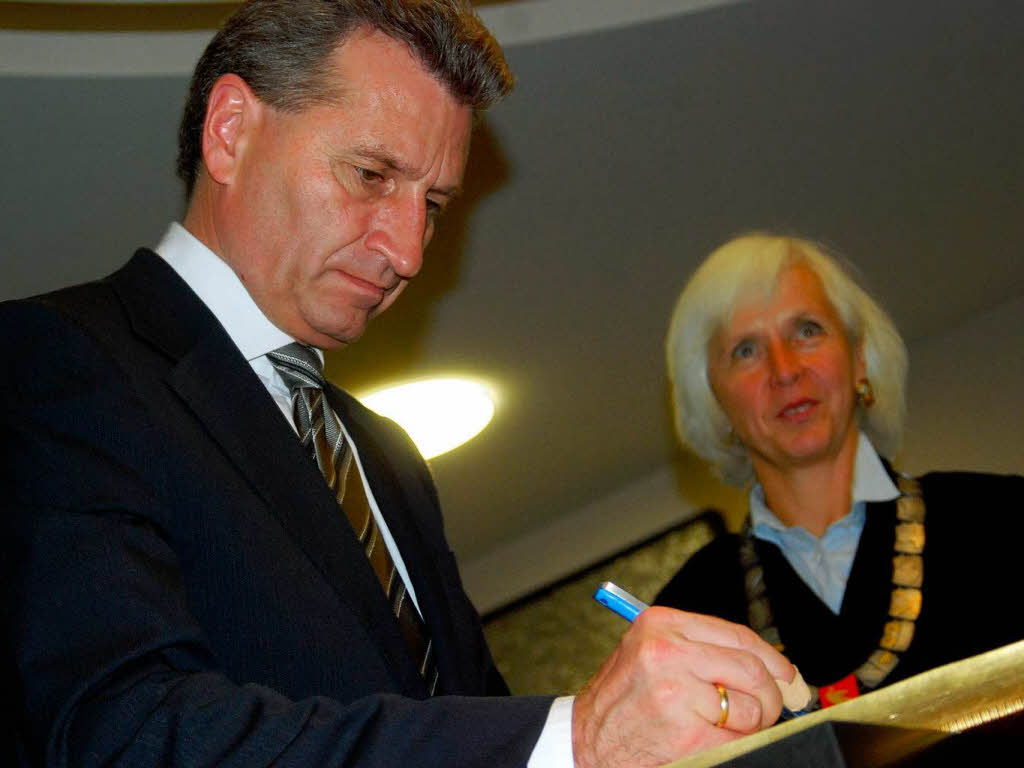 Oettinger beim Eintrag ins goldene Buch, rechts Lrrachs Oberbrgermeisterin Gudrun Heute-Bluhm