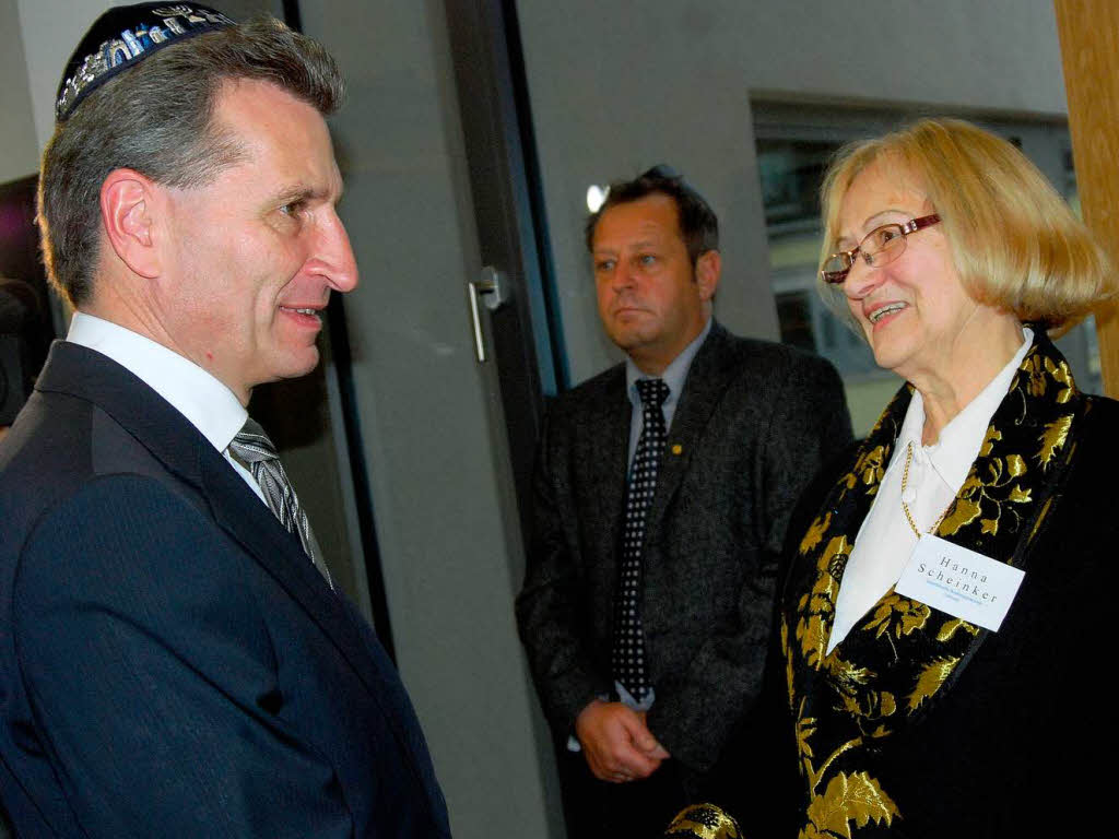 Oettinger im Gesprch mit Hanna Scheincker