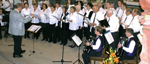 Das Gesamtorchester des Akkordeonclubs...um mit Kirchenchor und Musikkapelle.   | Foto: privat