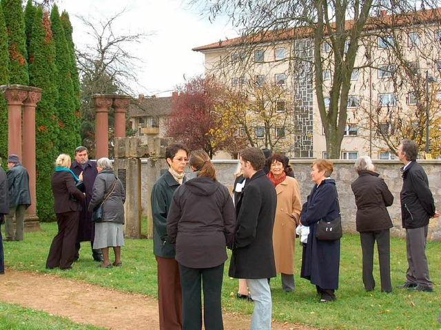 Gesprche nach dem Totengebet   auf dem Jdischen Friedhof in Mllheim  | Foto: Denise Beil