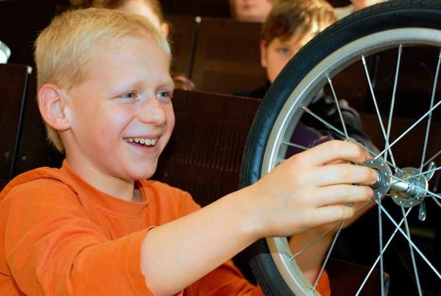 Ganz schn rund ging es bei den Experimenten der Kinder-Uni in Offenburg.   | Foto: Gertrude Siefke