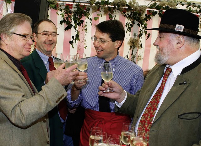 Werner Weber und Bruno Metz (von recht...en mit den Gsten den Jubilumswein.    | Foto: H. Birkle