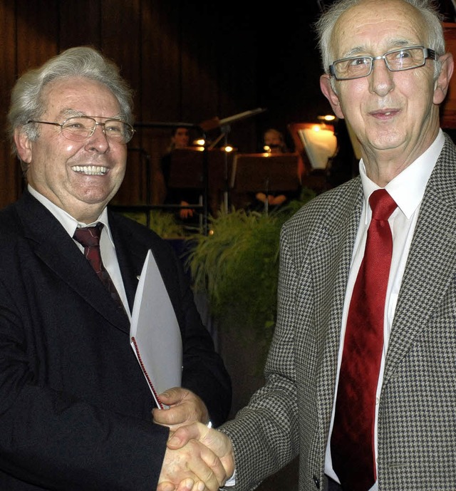 40 Jahre Dirigent: Hans Wilhelm dankt Rolf Haas  (links).   | Foto: Schall