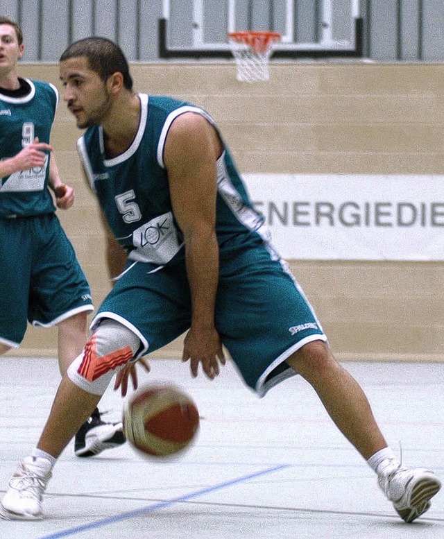 Der mit dem Basketball tanzt: Sener Ar...t neu beim Oberligisten CVJM Lrrach.   | Foto: Peter Gerigk