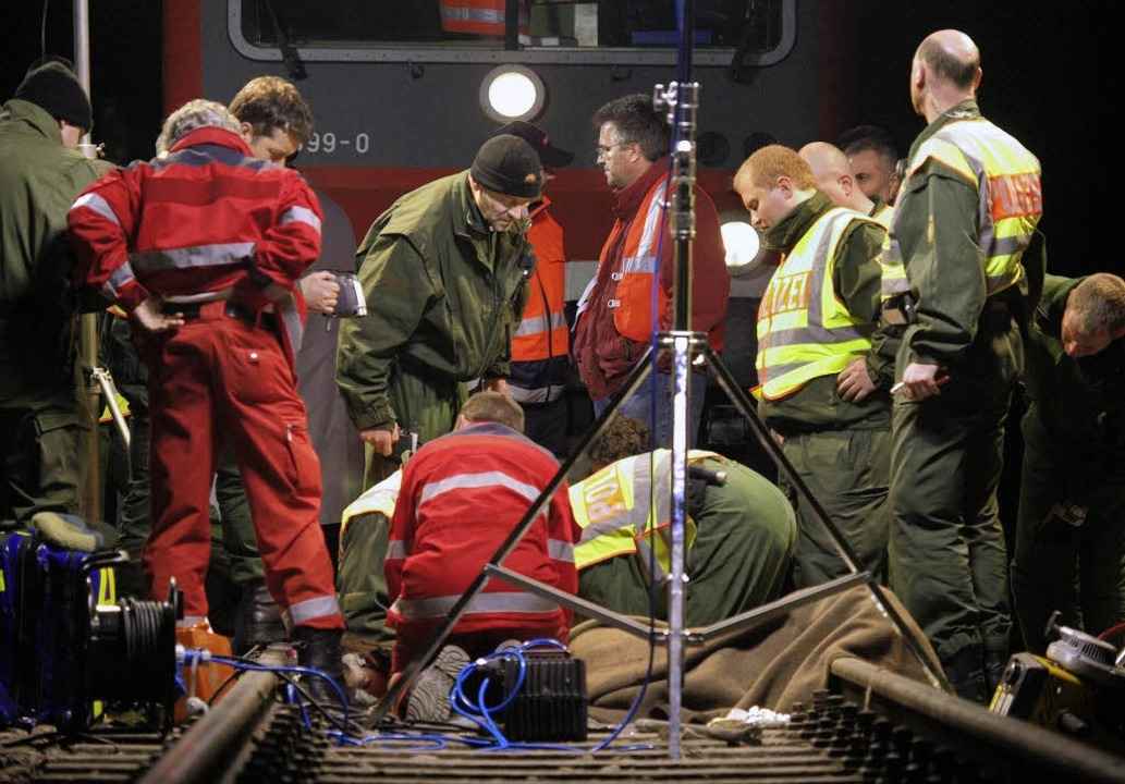 Schwerstarbeit: Polizeibeamte versuche...angekettete Frau vom Gleis zu l�sen.    | Foto: HECK