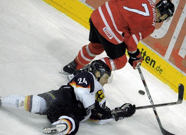 Ausgerutscht: der deutsche Eishockey-N...l mit dem Kanadier Pascal Trepanier     | Foto: dpa