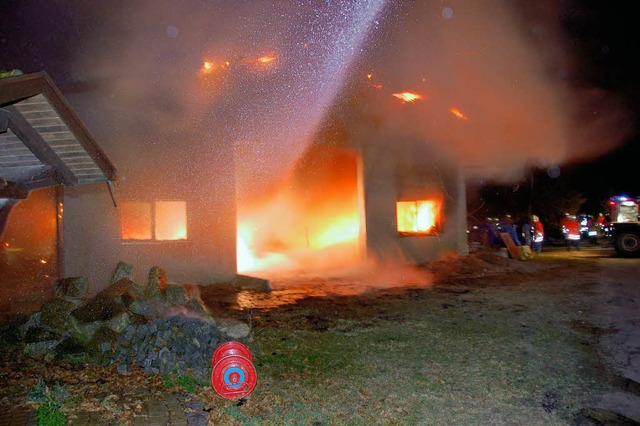 Feueralarm auf den Britschenhfe: Eine Scheune stand in Flammen.  | Foto: Hannes Lauber