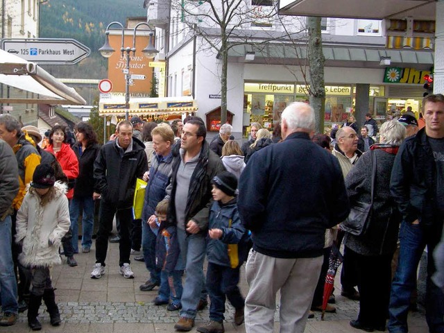 Enge herrschte zeitweise beim verkaufsoffenen Sonntag in der Hauptstrae.  | Foto: Liane Schilling