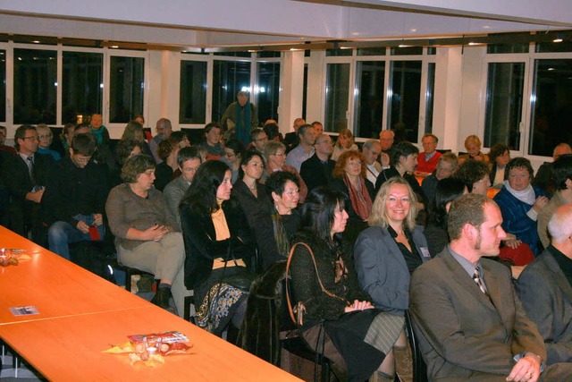 Viele Menschen versammelten sich anls...s 10. Jubilums des Blauen Elefanten.   | Foto: heike loesener