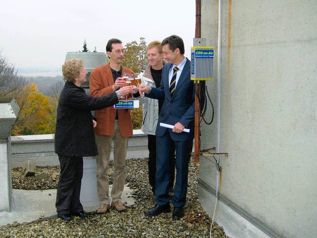 Grund zum Anstoen: Auf dem Dach des M...de eine  DSL-Funkantenne installiert.   | Foto: Privat