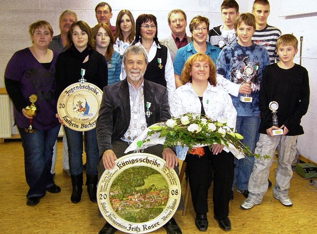 Knigspaar Fritz Roser und Monika Tric...nter der Hofstaat und die Pokalsieger.  | Foto: peter haas