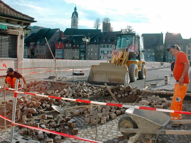 Stein fr Stein wird &#8211; wie auch ... zgig an der Laufenbrcke gearbeitet.  | Foto: Fred