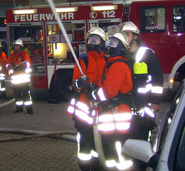 Beim Lschangriff und der Bergung der ...er Feuerwehrleute zgig Hand in Hand.   | Foto: Siegfried Krex