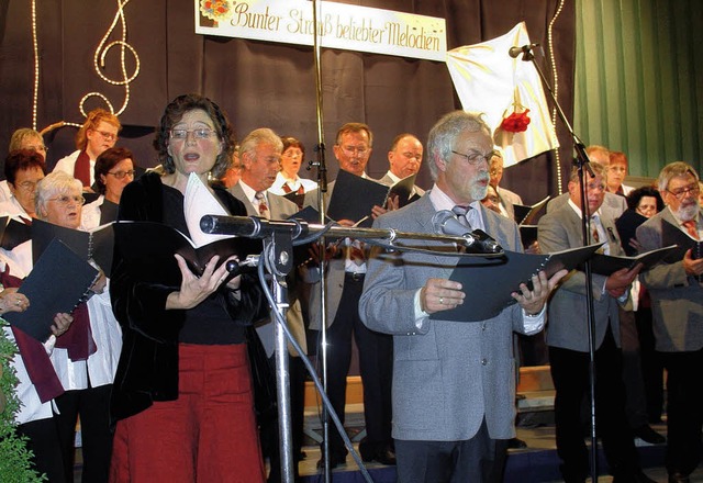 Bunter Strau: Sigrid Fuchs und Bernha...dy&#8220; zum gelungenen Konzert bei.   | Foto: ACHIM UNGERER