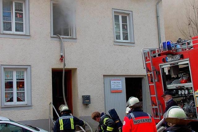 Feuer breitet sich auf allen Etagen aus