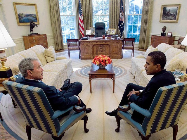 Der alte und der neue Prsident: Bush und Obama im Weien Haus.  | Foto: dpa