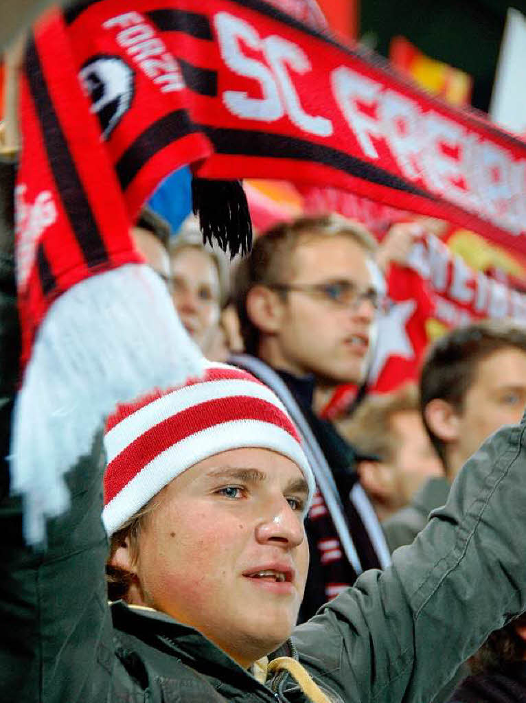 Fans des SC Freiburg und des FC St. Pauli protestieren still im Badenova-Stadion<?ZP?>
